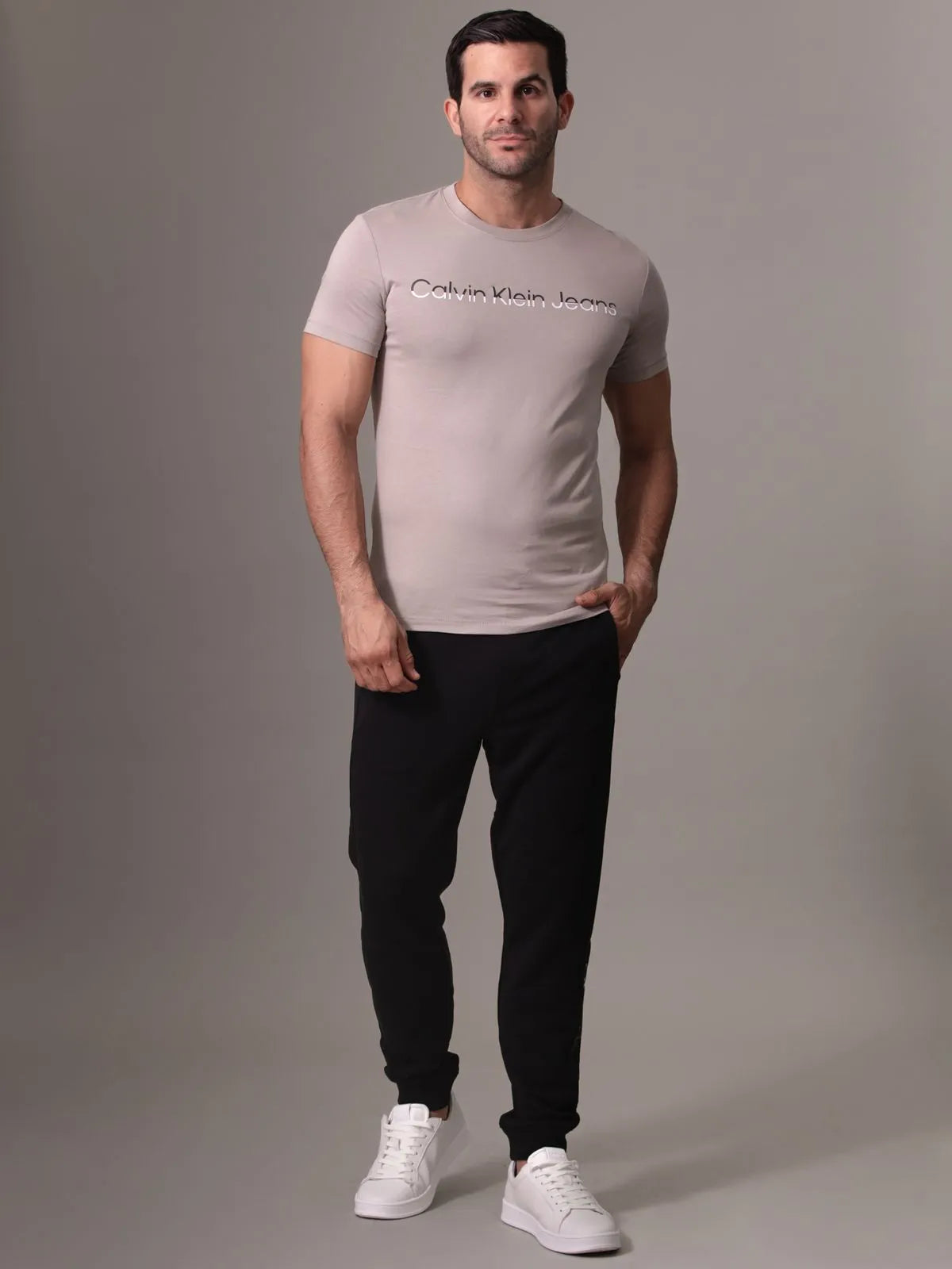 Camiseta gris con logo institutional bicolor